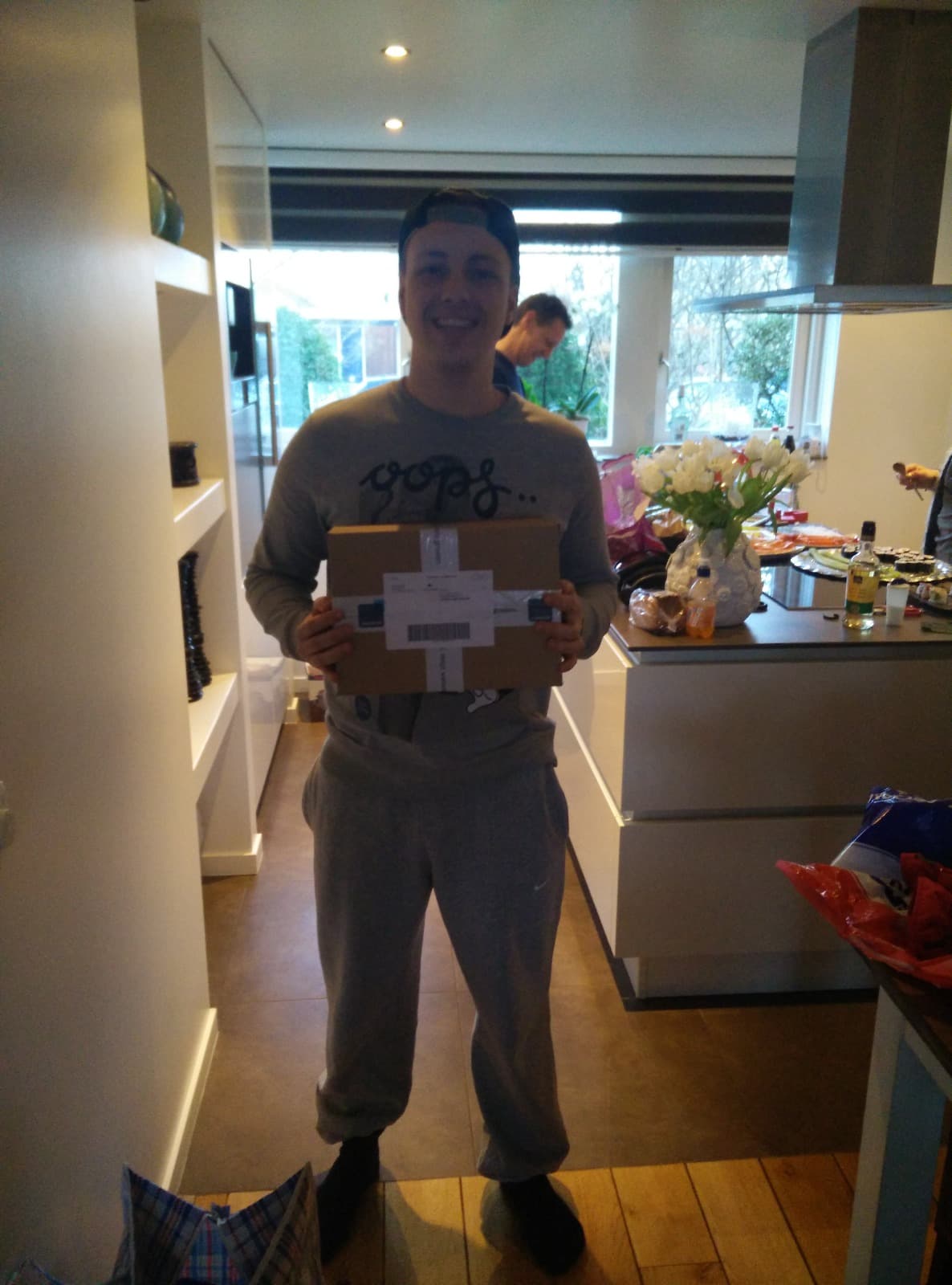Justin Regterschot com uma encomenda na sua cozinha